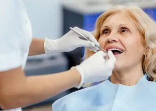 Clínica de implantes dentales para personas mayores